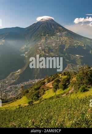 Blick auf die Stadt Baños de Agua Santa und den Vulkan Tungurahua (5023m) in Ecuador. Stockfoto