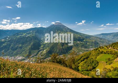 Blick auf die Stadt Baños de Agua Santa und den Vulkan Tungurahua (5023m) in Ecuador. Stockfoto