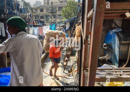 Indische Wollschläger, die Kleidungsstücke in Dhobi Ghat tragen, sind in Mumbai Wäschereiservice im Freien. Indien Stockfoto