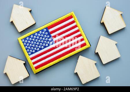 USA-Flagge und Modelle von Haus. VA direkte Home Loan Konzept. Stockfoto