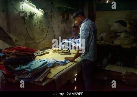 Indische Wollbügelkleidung in Dhobi Ghat ist eine Wäscherei im Freien in Mumbai. Indien Stockfoto