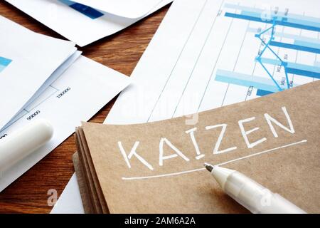 Kaizen mit Geschäftsbericht und Charts. Stockfoto