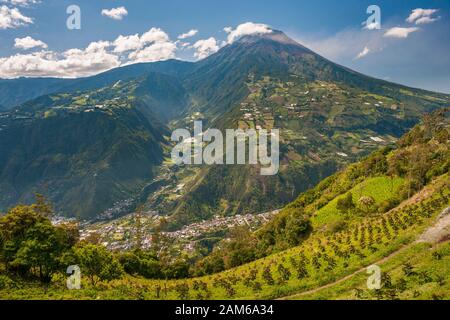 Blick auf die Stadt Baños de Agua Santa und den Vulkan Tungurahua (5023m) in Ecuador. Stockfoto
