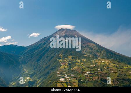 Vulkan Tungurahua (5023m) in der Nähe der Stadt Baños in Ecuador. Stockfoto