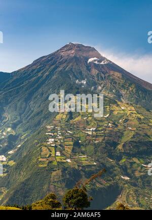 Vulkan Tungurahua (5023m) in der Nähe der Stadt Baños in Ecuador. Stockfoto