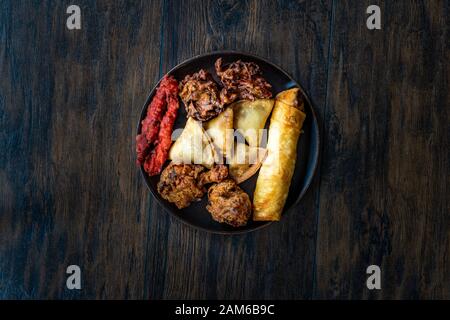 Indisches essen Platte mit Huhn Pakora, Aloo Tikki, Samosas Samsa und Frühlingsrollen. Traditionelle Speisen. Stockfoto