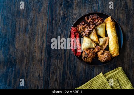 Indisches essen Platte mit Huhn Pakora, Aloo Tikki, Samosas Samsa und Frühlingsrollen. Traditionelle Speisen. Stockfoto