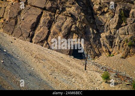 Cove Tunnel im felsigen Berg. Steinhöhlen mit Treppen im Inneren. Aktiver Tourismus, Bergsteigen in felsigen Bergen und Trekkking-Konzepte Stockfoto