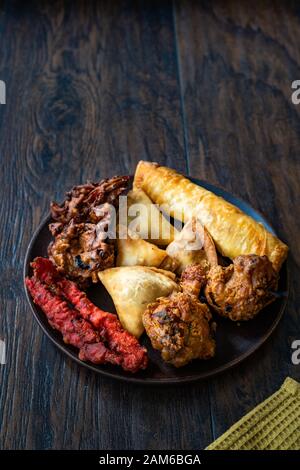 Indisches essen Platte mit Huhn Pakora, Aloo Tikki, Samosas Samsa und Frühlingsrollen. Traditionelle Speisen. Stockfoto