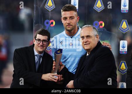 Rom, Italien. 11. Jan 2020. Sergej Milinkovic Savic (C) Latium erhält eine Anerkennung vom Vorsitzenden des Latium Claudio Lotito (R) vor der Italienischen Meisterschaft in der Serie A Fußballspiel zwischen SS Lazio und SSC Napoli am 11. Januar 2020 im Stadio Olimpico in Rom, Italien - Foto Federico Proietti/ESPA-Imaes Credit: Europäische Sport Fotografische Agentur/Alamy leben Nachrichten Stockfoto