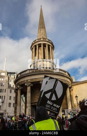 London, Großbritannien. 11 Jan, 2020. "Kein Krieg gegen den Iran". Nach der Ermordung von Qasim Soleimani in Bagdad von den USA und der zunehmenden Spannungen im Nahen Osten, Demonstranten marschierten durch die Londoner "kein Krieg gegen den Iran "Nachfrage", Truppen kein Krieg gegen den Irak und aus dem Irak". Sie sammelten in Trafalgar Square reden von einer Reihe von Menschen, darunter auch Jeremy Crobyn zu hören. Die Veranstaltung wurde gemeinsam von der Stoppt den Krieg Koalition und der Kampagne für Nukleare Abrüstung und ähnliche Veranstaltungen statt um Großbritannien organisiert worden. Quelle: David Rowe/Alamy leben Nachrichten Stockfoto