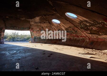 Sonnenlicht scheint in ein verlassene Kuppelgebäude in Casa Grande, Arizona. Stockfoto