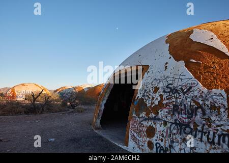 Mond steigt über verlassenen Kuppelgebäuden, Casa Grande, Arizona Stockfoto