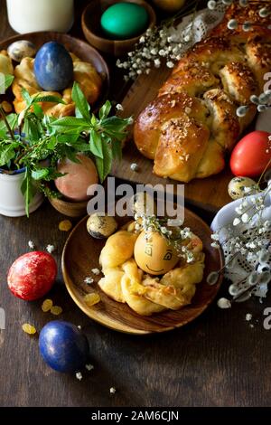 Hintergrund der Ostergebäcke. Farbige Eier auf einem Holztisch. Kopierbereich. Stockfoto