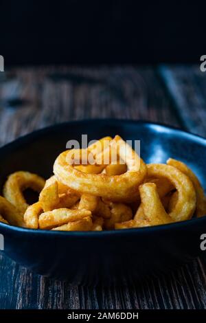 Pikant gewürzt Curly Fries bereit zu Essen mit Soße. Fast Food. Stockfoto