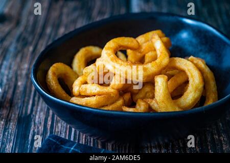 Pikant gewürzt Curly Fries bereit zu Essen mit Soße. Fast Food. Stockfoto