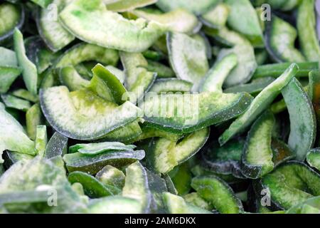 Getrocknete Pomelo-Scheiben Draufsicht. Grüne Scheiben pomelo kandierte Früchte Hintergrund. Stockfoto