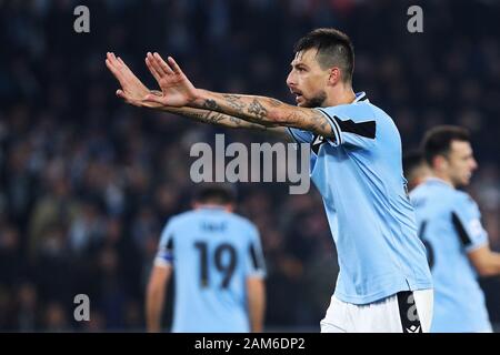 Rom, Italien. 11. Jan 2020. Francesco Acerbi Latium Gesten während der Italienischen Meisterschaft in der Serie A Fußballspiel zwischen SS Lazio und SSC Napoli am 11. Januar 2020 im Stadio Olimpico in Rom, Italien - Foto Federico Proietti/ESPA-Imaes Credit: Cal Sport Media/Alamy leben Nachrichten Stockfoto