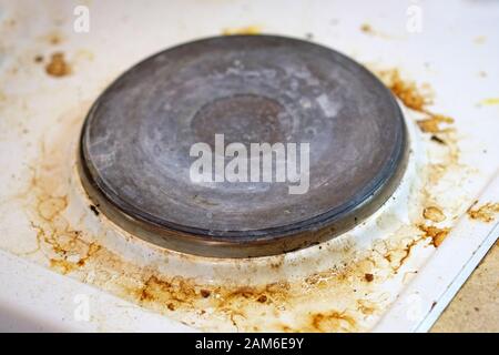 Der Elektroherd ist schmutzig. Weißer Elektroherd mit Fettflecken nach dem Kochen. Stockfoto