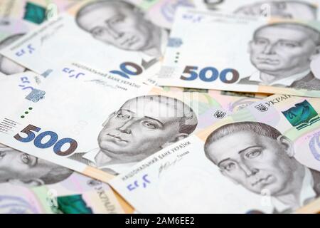 Ukrainische Währung 2019. Tausend UAH-Notizen und ein Fragment einer Bank-Plastikkarte. 1000-Hrywny-Ansicht von oben Stockfoto