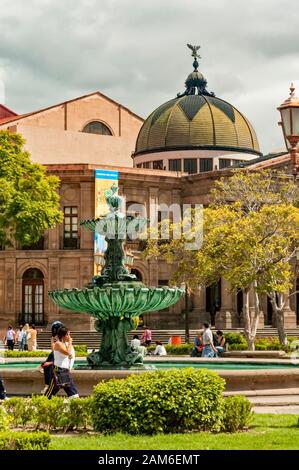 San Luis Potosi, Mexiko; 20. Oktober 2006: Plaza del Carmen mit Menschen, die vor dem Brunnen im Theater de la Paz rollen. Stockfoto