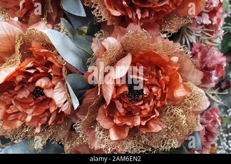 Kunstgewebe Blumen für Innendekoration. Rote Blumen in Nahaufnahme. Stockfoto