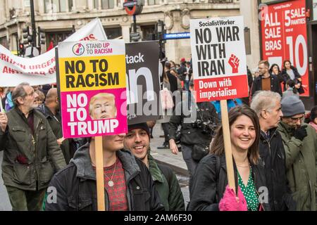 London, Großbritannien. 11 Jan, 2020. "Kein Krieg mit dem Iran". Nach der Ermordung von Qasim Soleimani in Bagdad von den USA und der zunehmenden Spannungen im Nahen Osten, Demonstranten marschierten durch die Londoner "kein Krieg gegen den Iran "Nachfrage", Truppen kein Krieg gegen den Irak und aus dem Irak". Sie sammelten in Trafalgar Square reden von einer Reihe von Menschen, darunter auch Jeremy Crobyn zu hören. Die Veranstaltung wurde gemeinsam von der Stoppt den Krieg Koalition und der Kampagne für Nukleare Abrüstung und ähnliche Veranstaltungen statt um Großbritannien organisiert worden. Quelle: David Rowe/Alamy leben Nachrichten Stockfoto