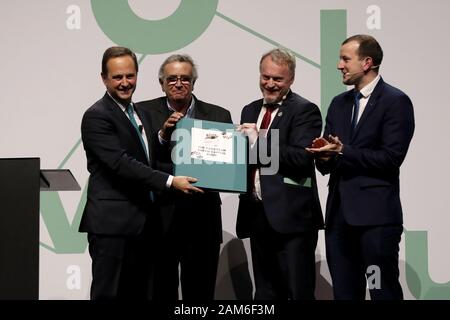 Lissabon, Portugal. 11 Jan, 2020. Bürgermeister von Lissabon Fernando Medina (L), Stadtrat von Lissabon Jose Sa Fernandes, (2 l), Bürgermeister von Oslo Raymond Johansen (2. R) und EU-Kommissar für Umwelt, Meere und Fischerei Virginijus Sinkevicius (R) bei der Eröffnung des Europäischen Rates von Lissabon Green Capital 2020 Carlos Lopes Halle in Lissabon, Portugal, am 11. Januar 2020. Credit: Pedro Fiuza/ZUMA Draht/Alamy leben Nachrichten Stockfoto