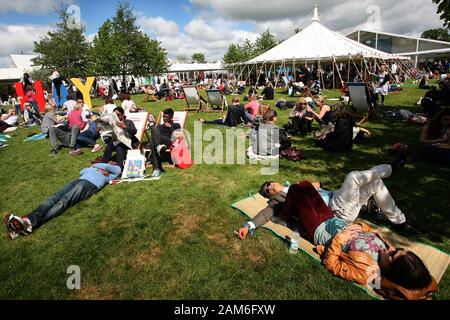 Hay-On-Wye, Hay Festival, 24. Mai 2015, Menschen, die sich an einem sonnigen Tag auf dem Hay Festival entspannen. ©PRWPhotography Stockfoto