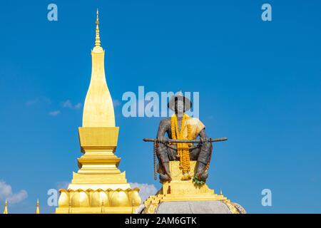 VIENTIANE, LAOS - 17. OKTOBER 2019: Pha That Luang Tempel - Die Goldene Pagode in Vientiane, Laos Stockfoto