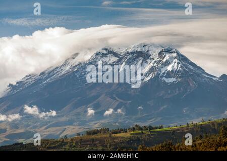 Der Vulkan Chimborazo (6268 m), der höchste Berg Ecuadors und der höchste Punkt der Erde, gemessen vom Zentrum der Erde. Stockfoto