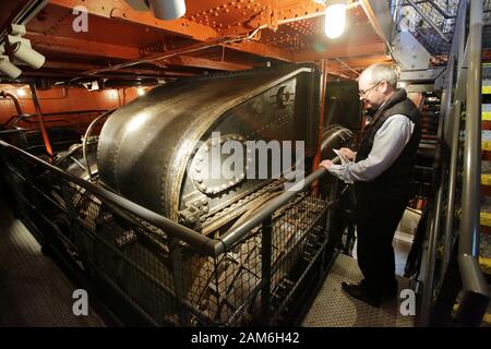 Pyrotechnik mit realistischen Motor klingt, bringen Sie den Motor Zimmer lebendig innen HMS Caroline, Mittwoch, 3. Juli 2019. Stockfoto