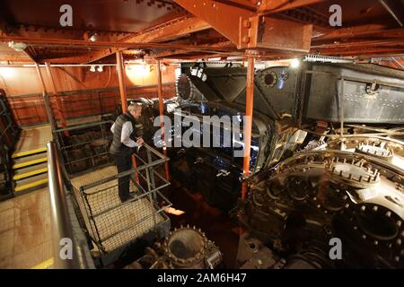 Pyrotechnik mit realistischen Motor klingt, bringen Sie den Motor Zimmer lebendig innen HMS Caroline, Mittwoch, 3. Juli 2019. Stockfoto