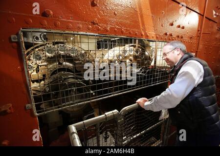 Pyrotechnik mit realistischen Motor klingt, bringen Sie den Motor Zimmer lebendig innen HMS Caroline, Mittwoch, 3. Juli 2019. Stockfoto