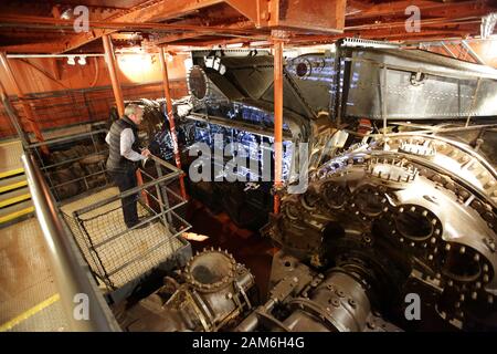 Pyrotechnik mit realistischen Motor klingt, bringen Sie den Motor Zimmer lebendig innen HMS Caroline, Mittwoch, 3. Juli 2019. Stockfoto