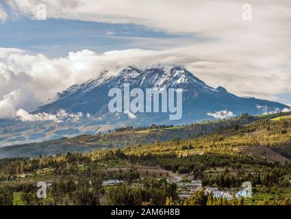 Der Vulkan Chimborazo (6268 m), der höchste Berg Ecuadors und der höchste Punkt der Erde, gemessen vom Zentrum der Erde. Stockfoto