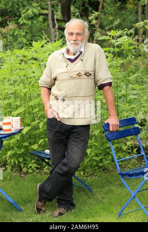 Peter Emerson's Garten, in dem seine eigenen roten Kernen, eine große Weinrebe vor dem Haus, Olivenbäume, Figs-Bäume, Goosebeeren, Pflaumenbäume, apfelbäume, Birnbaum und schwarzer Kerbbaum um und in seinem Rhubarb Cottage in North Belfast Mittwoch, 3. Juli 2019 angebaut wurde. (Foto von Paul McErlane) Stockfoto