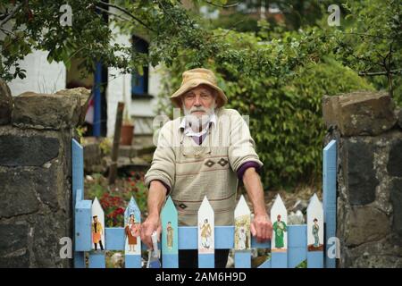 Peter Emerson's Garten, in dem seine eigenen roten Kernen, eine große Weinrebe vor dem Haus, Olivenbäume, Figs-Bäume, Goosebeeren, Pflaumenbäume, apfelbäume, Birnbaum und schwarzer Kerbbaum um und in seinem Rhubarb Cottage in North Belfast Mittwoch, 3. Juli 2019 angebaut wurde. (Foto von Paul McErlane) Stockfoto