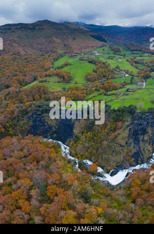 Wasserfälle des Flusses Gándara, La Gándara, Soba Valley, Valles Pasiegos, Alto Ason, Kantabrien, Spanien, Europa Stockfoto