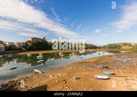 San Vicente de la Barquera, Spanien. Blick auf den Brazo-Bürgermeister (Fluss Gandarilla), die Burg und die Kirche Unserer Lieben Frau Stockfoto