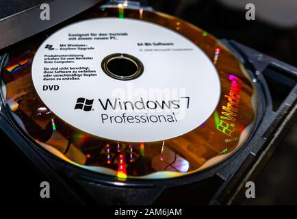 WILDFLECKEN, BAYERN, DEUTSCHLAND - 11. JANUAR 2020 Eine Original Microsoft Windows 7 DVD in einem DVD-Laufwerk Stockfoto