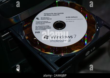 WILDFLECKEN, BAYERN, DEUTSCHLAND - 11. JANUAR 2020 Eine Original Microsoft Windows 7 DVD in einem DVD-Laufwerk Stockfoto