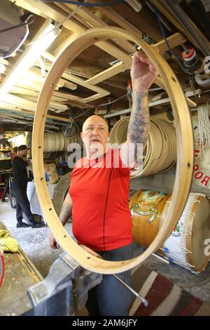 James Hamilton arbeitet mit seinem Sohn Glen an Teilen für eine neue Lambeg Drum in seinem Workshop in seinem Carrickfergus-Workshop im County Antrim, Mittwoch, 10. Juli 2019. (Foto von Paul McErlane) Stockfoto