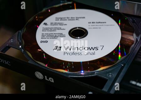 WILDFLECKEN, BAYERN, DEUTSCHLAND - 11. JANUAR 2020 Eine Original Microsoft Windows 7 DVD in einem DVD-Laufwerk Stockfoto