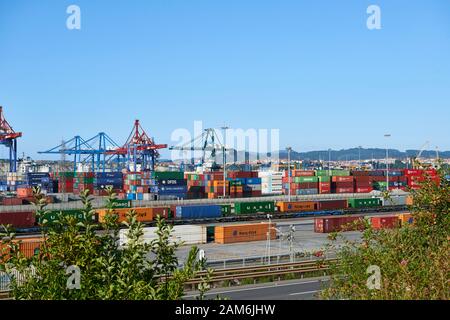 Containerterminal im Hafen von Bilbao, Biskaya, Baskenland, Euskadi, Euskal Herria, Spanien, Europa Stockfoto