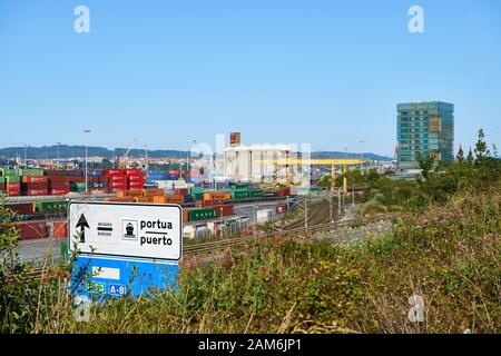 Containerterminal im Hafen von Bilbao, Biskaya, Baskenland, Euskadi, Euskal Herria, Spanien, Europa Stockfoto