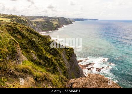 Lastres, Spanien. Blick auf die Küste von Asturien vom Leuchtturm Faro de Luces Stockfoto