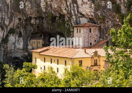 Cangas de Onis, Spanien. Die Santa Cueva (Heilig Höhle) unserer Lieben Frau von Covadonga, ein berühmter Pilgerort in Asturien Stockfoto