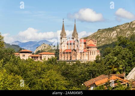 Cangas de Onis, Spanien. Die Königliche Basilika und Heiligtum von Covadonga, ein berühmter Wallfahrtsort in Asturien Stockfoto