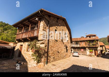 Barcena Bürgermeister, Spanien. Blick auf die Häuser dieser malerischen Stadt im Inneren Kantabriens Stockfoto